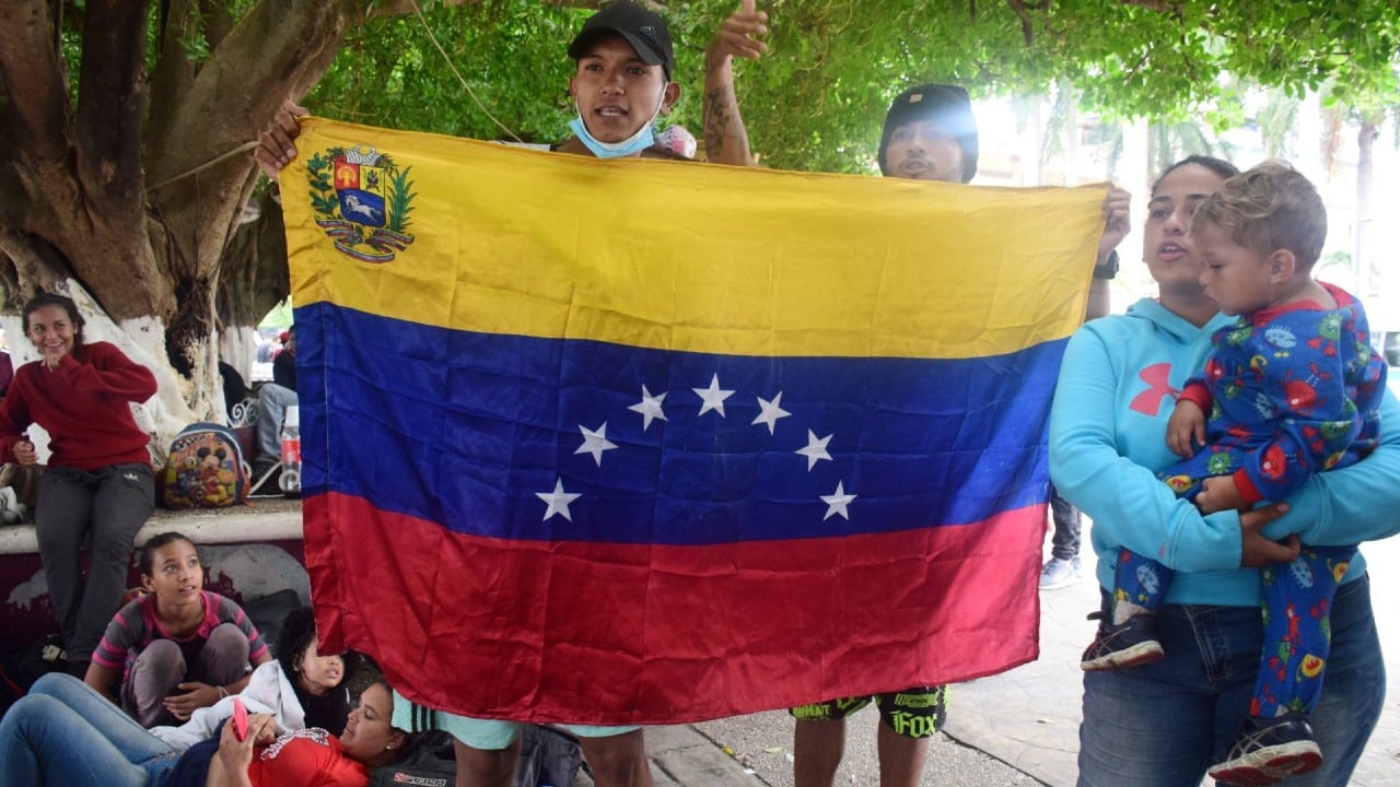 Nuevas normas fronterizas de Biden no disuaden a los migrantes venezolanos
