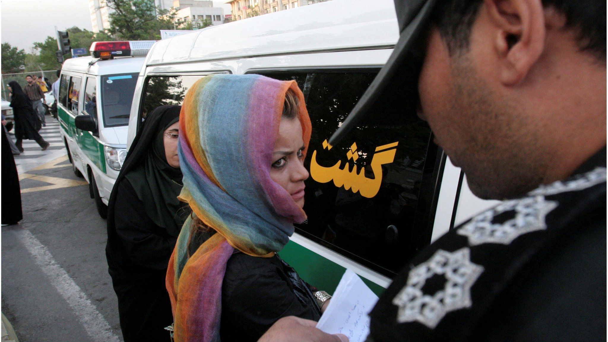 Policía de la moralidad del régimen iraní se reactiva para seguir aterrorizando mujeres