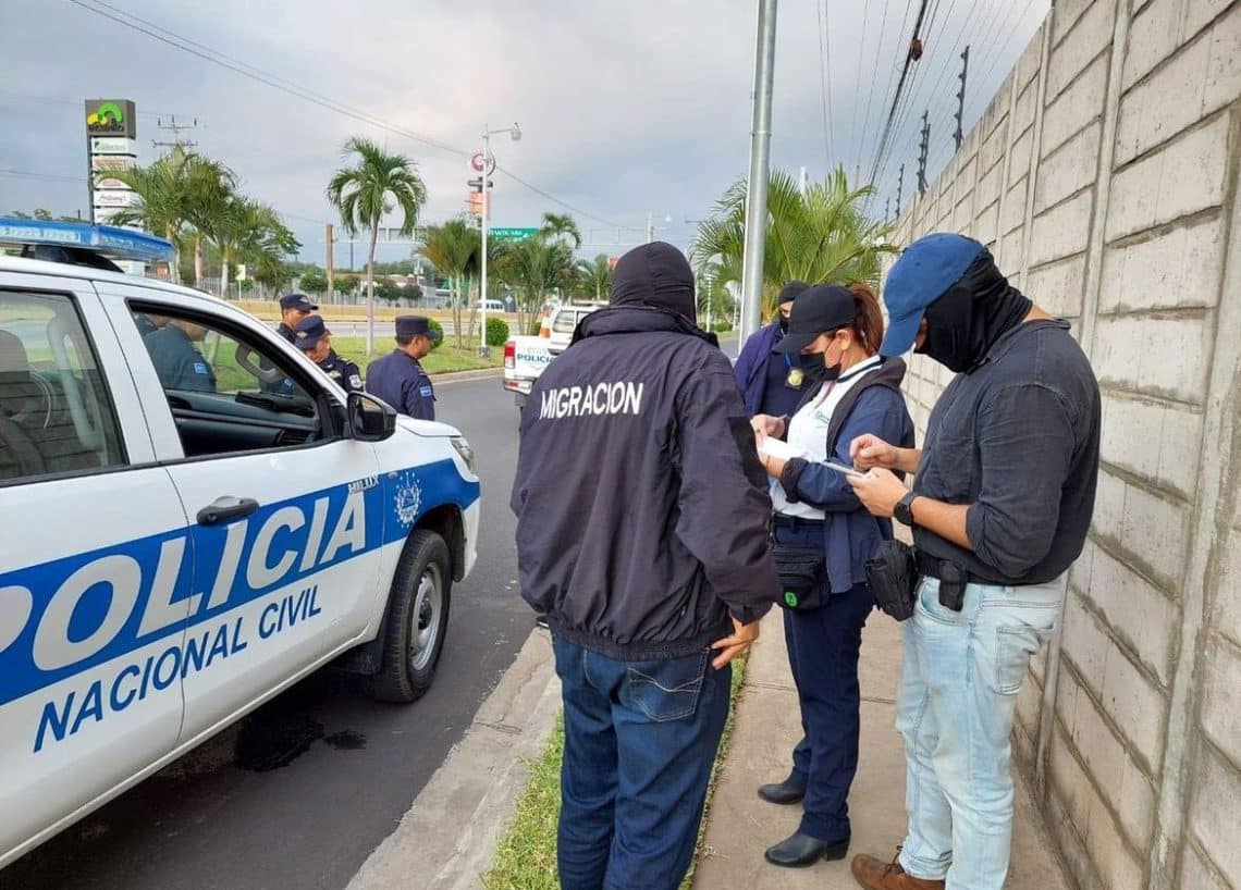 Por qué arrestaron a más de 100 colombianos en El Salvador