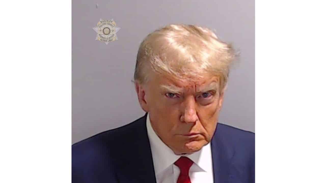 Los detalles de la primera foto policial del expresidente Donald Trump tras entregarse en Atlanta