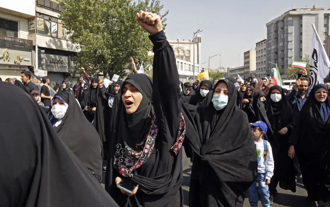 Teocracia iraní se prepara para hacer más estrictas las leyes contra las mujeres