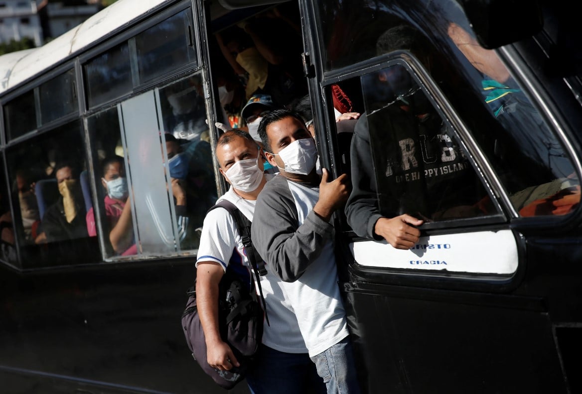 Transportistas de Venezuela exigen a Maduro «dolarizar» el pasaje
