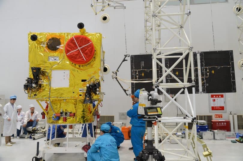 Obsesionado por viajar a la Luna, Maduro acordó entregar a China todas las estaciones de control satelital de Venezuela