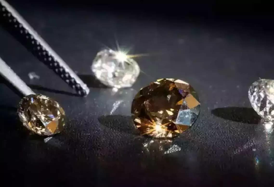 Por qué se «congeló» la venta de diamantes rusos en el mundo