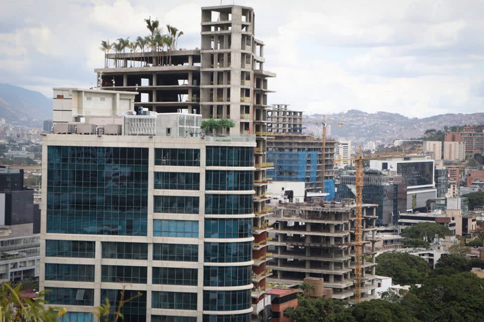 INFORME: Así fue como la quiebra económica madurista asfixió al mercado de la construcción en Venezuela