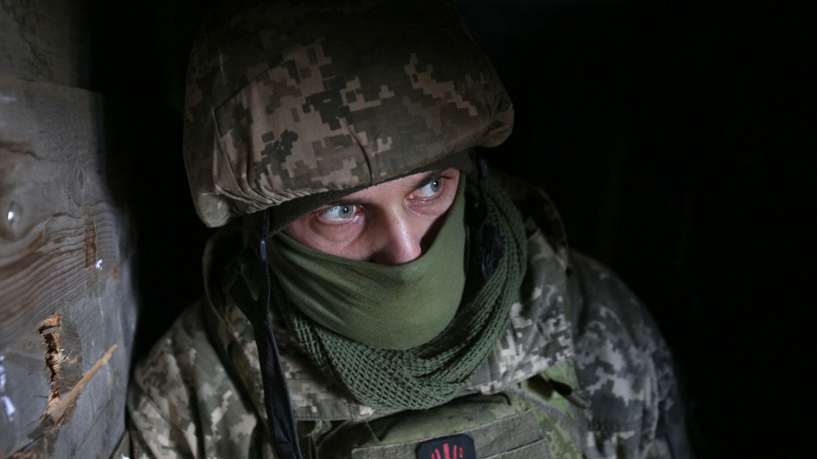 Soldados rusos reciben drogas duras en sus trincheras en Ucrania para soportar la guerra