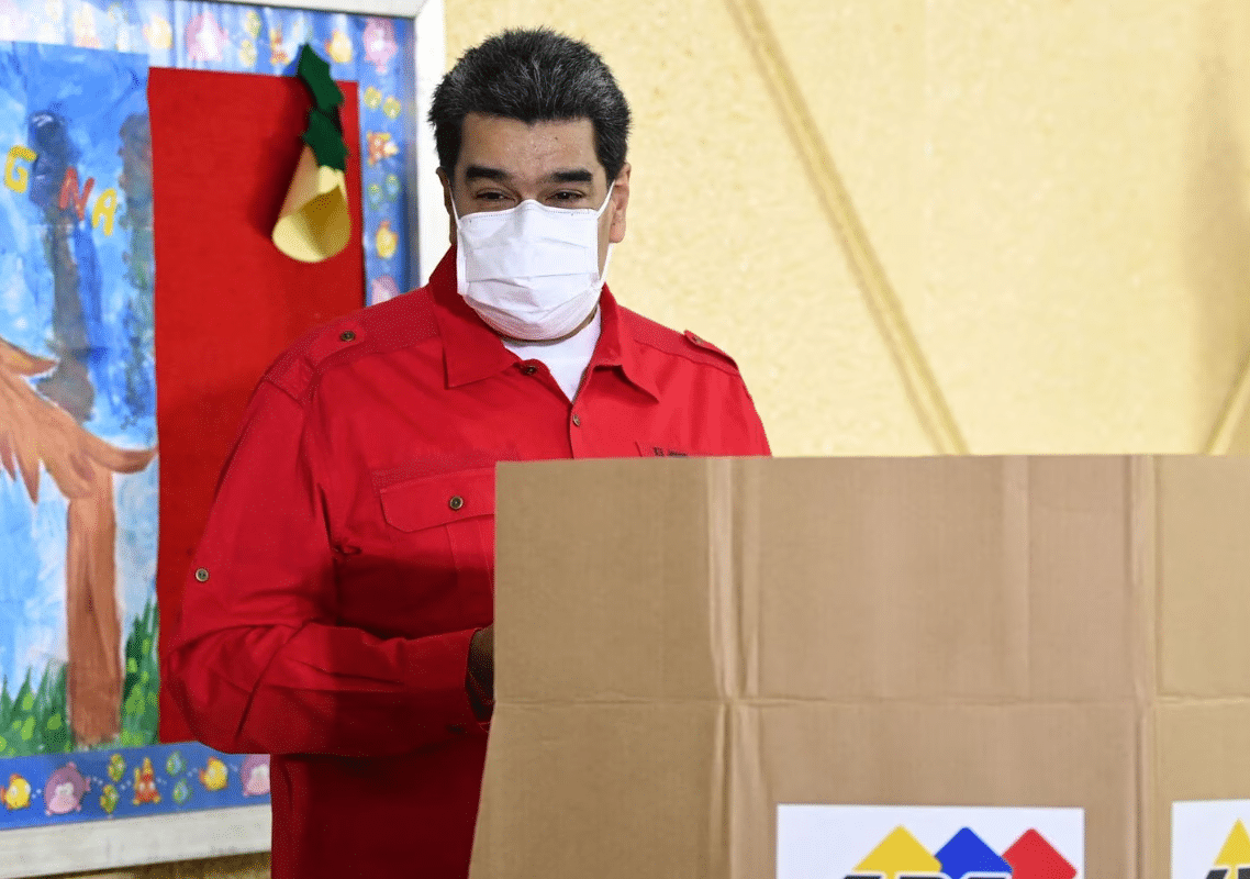 Una encuesta reveló cómo se beneficiaría Nicolás Maduro de una baja participación en las presidenciales del 2024