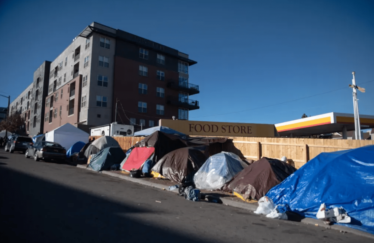 Más de 30 mil migrantes venezolanos han llegado a Denver y arman campamentos fuera de hoteles