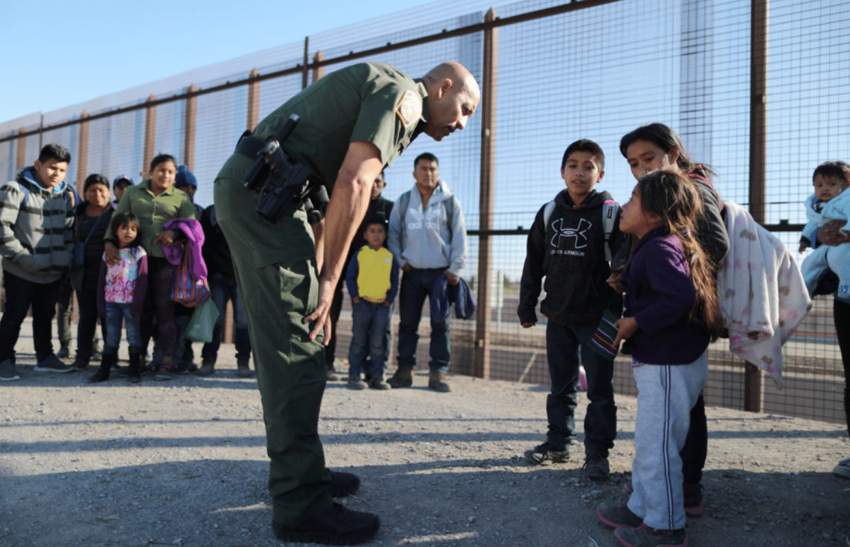 Familias migrantes no podrán ser separadas en la frontera de Estados Unidos