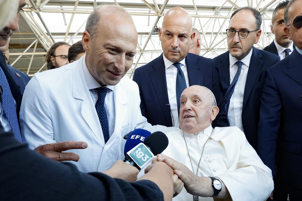 El cirujano del Papa enfrenta cargos por falsificar registros hospitalarios