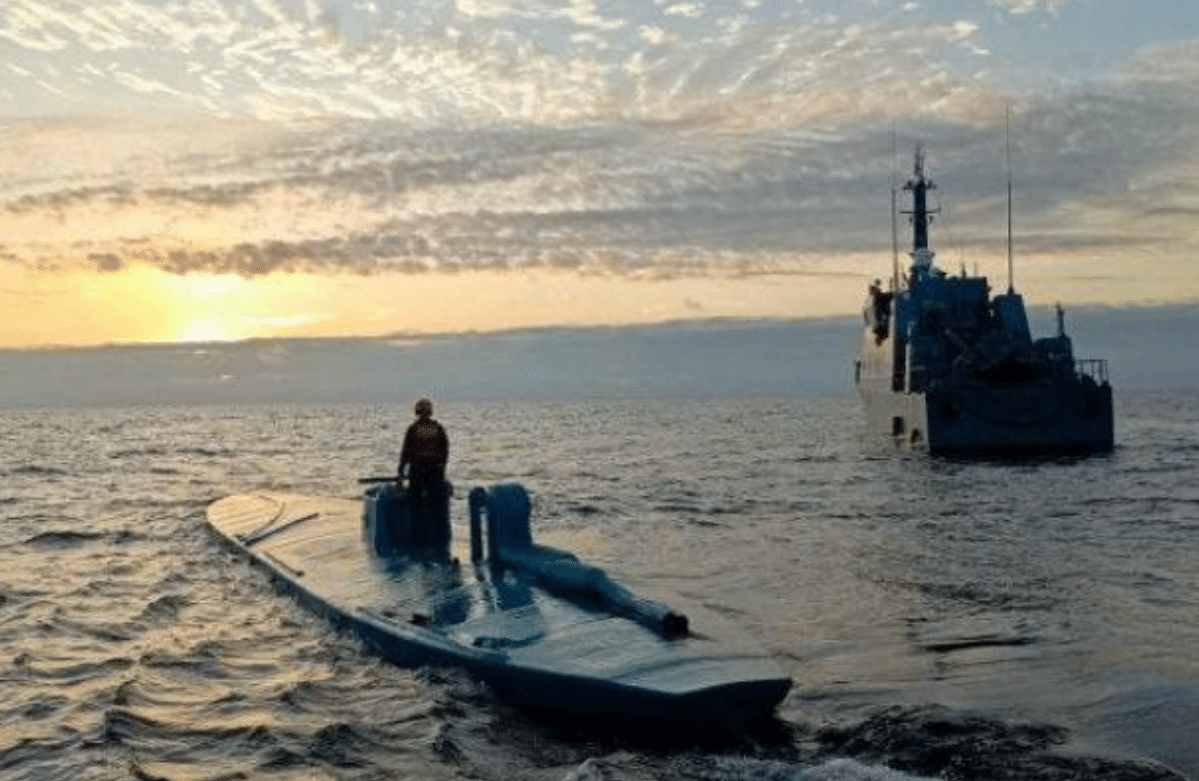 En Colombia buscaban a unos pescadores perdidos y encontraron un narcosubmarino con toneladas de cocaína