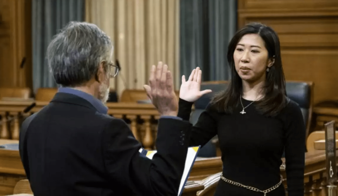 Escándalo en EEUU por juramentación de inmigrante china sin ciudadanía en la Comisión Electoral de San Francisco