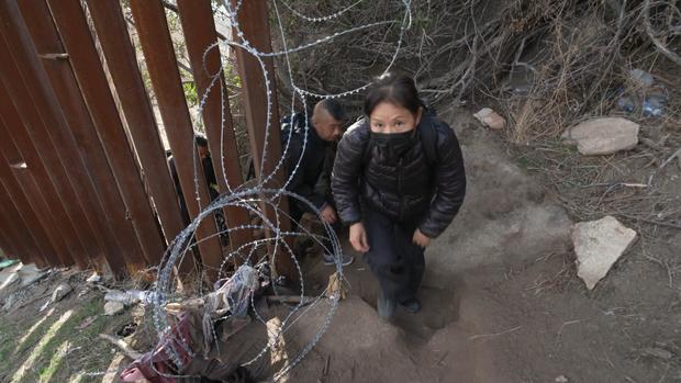 Migrantes chinos se convierten en el grupo que más cruza la frontera sur de EEUU… con ayuda de TikTok